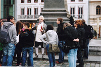 A costumed guide in Dresden, Germany, regales high school students with historic information, including stories about the flamboyant ruler Augustus the Strong. Photo courtesy of Sharon Whitley Larsen. 
