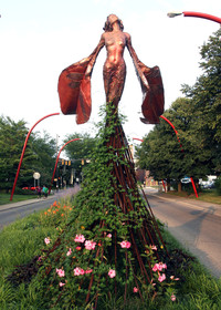  "Eos" by Dessa Kirk divides the lanes of Fifth Street in Columbus, Indiana. Photo courtesy of Phil Allen. 