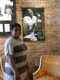  Karla Redding, daughter of Otis Redding, shows visitors the museum dedicated to her father. Photo courtesy of Steve Bergsman. 