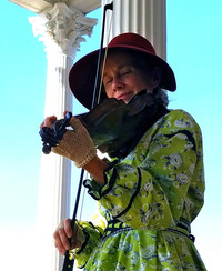  Sue Custer entertains guests at the Mimslyn Inn in Luray, Virginia. Photo courtesy of Jim Farber. 