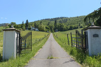  A gate leads to Zenith Farm, an Airbnb location in Talent, Oregon. Photo courtesy of Giulia Longo. 