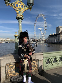  A bagpiper plays near the London Eye. Photo courtesy of Sharon Whitley Larsen. 