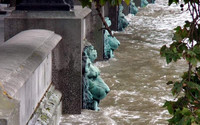 A walk along the Thames at Victoria Embankment reveals lion mooring rings that have been used to tie up boats and warn locals of floods. Historical photo courtesy of Gay Courter.