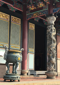  Longshan Temple was built in Taipei, Taiwan, in 1738 by settlers from Fujian during the Qing dynasty. Photo courtesy of Philip Courter. 