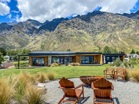  A villa in Otago, South Island, New Zealand, provides a perfect spot for a family to gather. Photo courtesy of Hostfully/HomeToGo. 