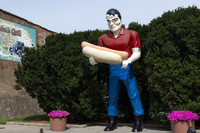 Hot Dog Muffler Man grips a giant frankfurter in Atlanta, Illinois. Photo courtesy of Tiago Lopes Fernandez/Dreamstime.com.