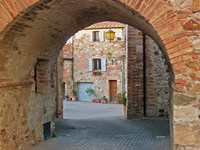  The entrance to tiny Murlo is typical of medieval villages in Tuscany. Photo courtesy of Victor Block. 