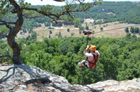 Svečias bando užsisegti užtrauktuku Horseshoe Canyon Ranch mieste Jasper mieste, Arkanzase. Nuotrauka suteikta Horseshoe Canyon Ranch.