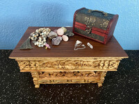  A hand-carved meditation alter is reminiscent of those found at yoga and meditation retreats throughout Bali and Indonesia. Photo courtesy of Nicola Bridges. 