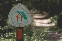  A marker identifies the Florida National Scenic Trail. Photo courtesy of Ben Klinger/Dreamstime.com. 