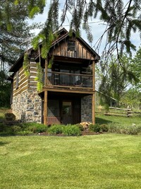  Tall Timbers is one of the historic cabins where guests can stay at the Fort Lewis Farm and Lodge in Millboro, Virginia. Photo courtesy of Candyce H. Stapen. 
