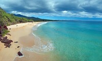 The beaches of Maui attract celebrities and vacationing families alike. Photo courtesy of Vacclav/Dreamstime.com.