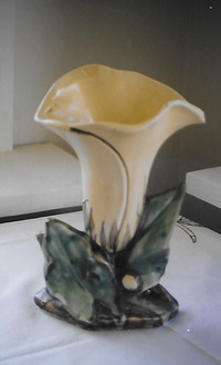  Nelson McCoy Pottery Company introduced the "Lily" vase in 1947. 