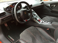  The Huracan interior has leather and microsuede. 