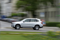 The all-wheel drive X5 xDrive 40e uses the jolt of electrification as a backup for the 240-horsepower, turbocharged 2.0-liter four-cylinder.