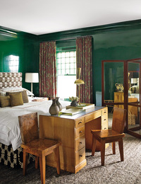  SRO can be as charming as it is serviceable when it's furnished with space-making colors and ideas. Photo: Eric Piasecki. 