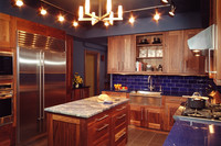  Tripping the light both fantastic and practical: A combination of light sources illumines a dark, cozy kitchen. Photo: AtsushiTomioka. 